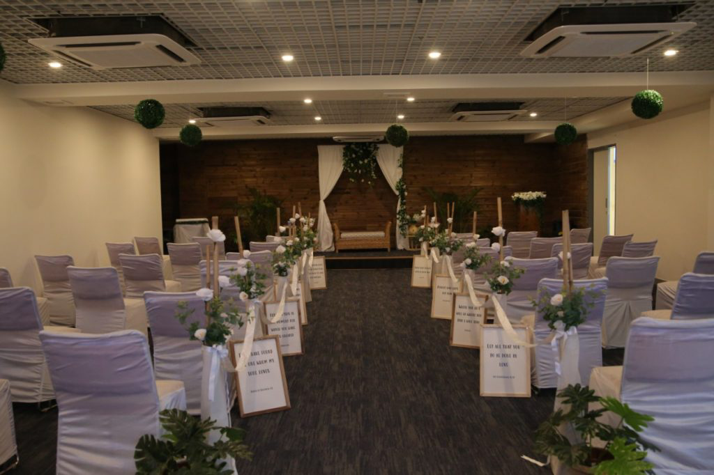 Beautiful seating arrangement for the wedding guests in a hall.
